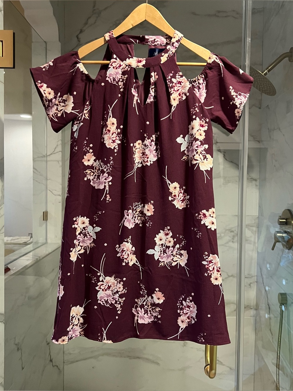 Blue Rain dress women’s purple floral
Off the shoulder cut - out shift
Size:xs